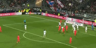 弗里克：当拉菲尼亚开始逼抢时，所有人都会跟着做好准备（弗里克：拉菲尼亚一发动逼抢，全队立刻进入备战状态）