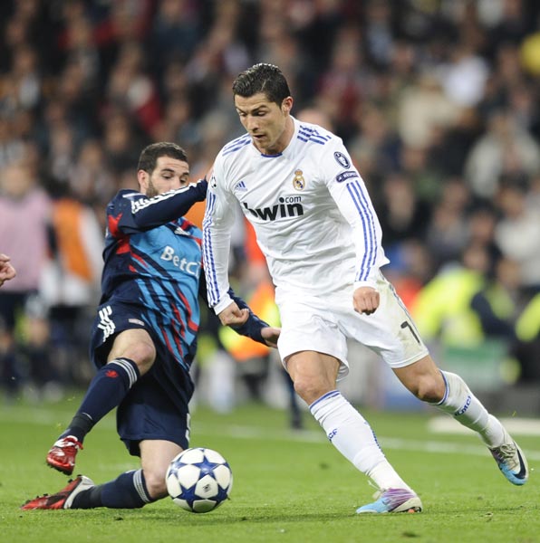 国足大换血！邵佳一破格提拔3大新星， 球迷：比归化球员强多了！（国足阵容大调整！邵佳一破格召入三大新星，球迷：实力不逊归化球员）