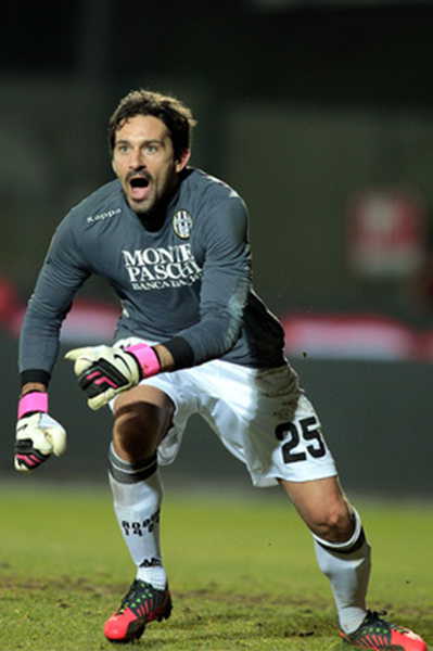 当选11月最佳球员，瓦尔迪是意甲首位获此殊荣的英格兰球员（瓦尔迪荣膺11月最佳，成意甲首位获此荣誉的英格兰球员）