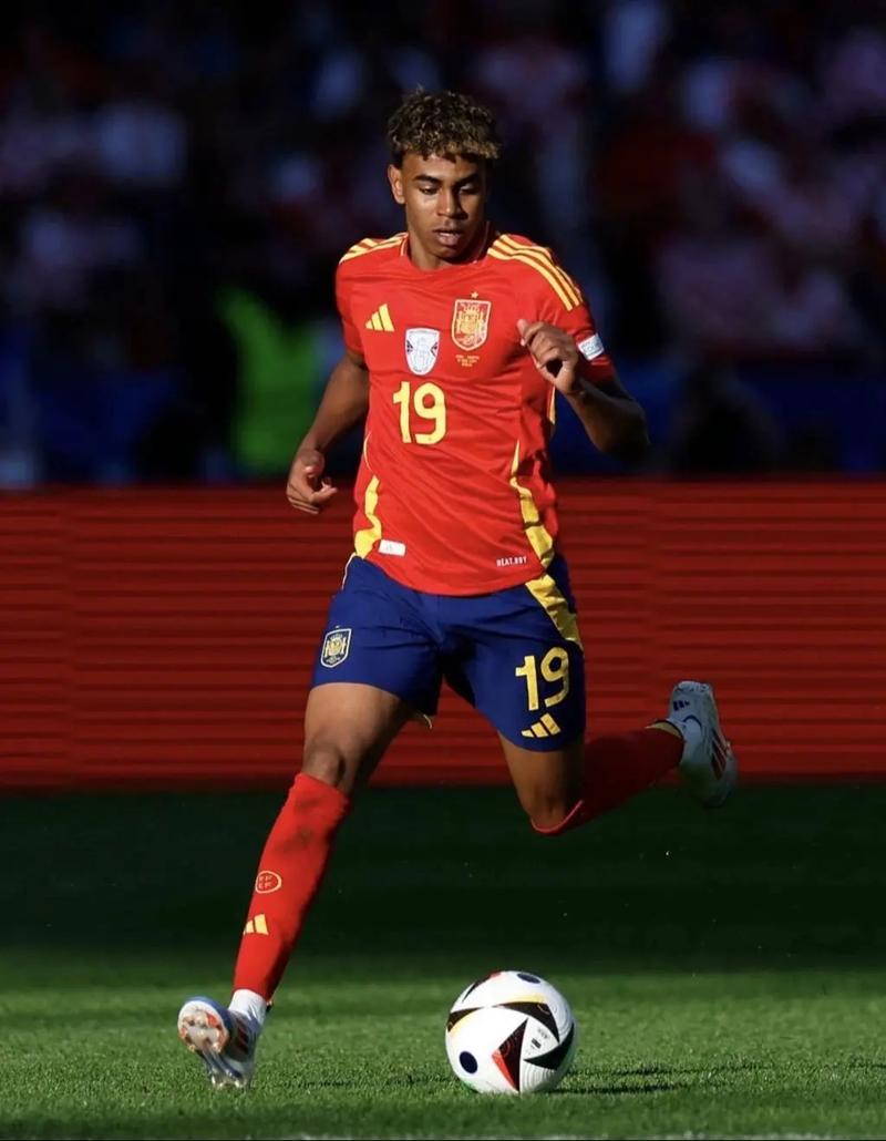 拜仁官方：穆西亚拉今天完成了部分单独训练（拜仁通报：穆西亚拉今日已进行部分个人训练）